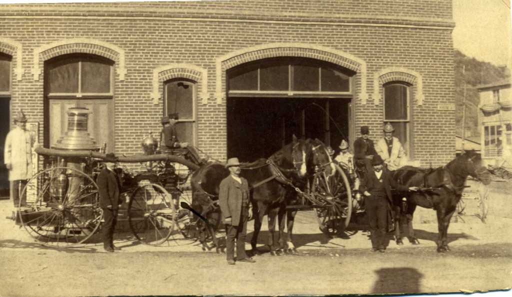 steam fire engine with horses