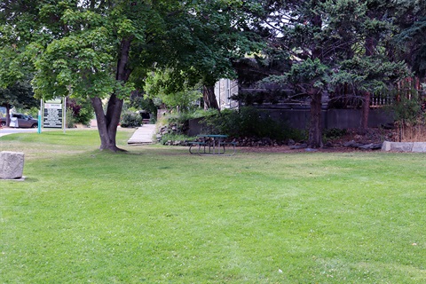 Green grass and trees at Heritage Park.